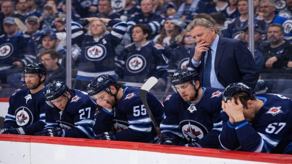 Winnipeg Jets bench during 10th straight loss in NHL season